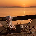 Elizabeth - Seafront Classic Villa! Villa