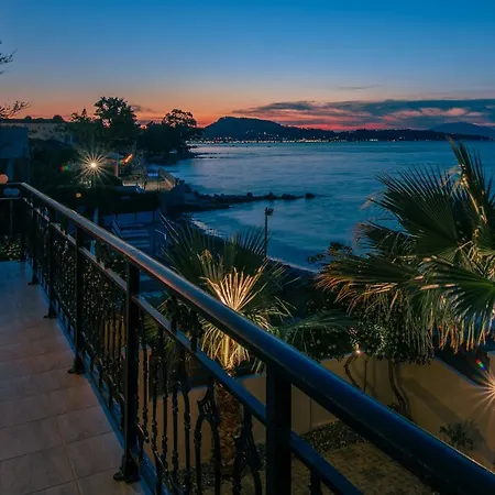 Elizabeth - Seafront Classic Villa! *