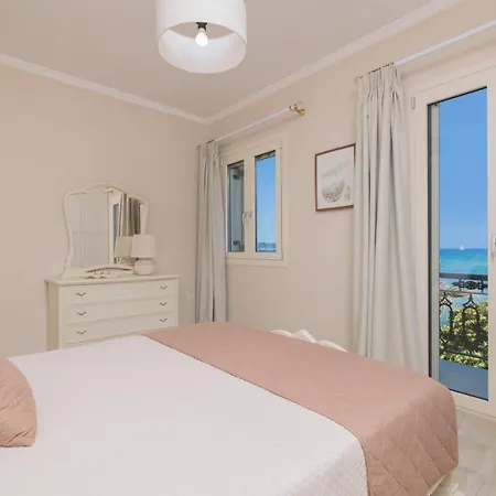 Villa Elizabeth - Seafront Classic Villa! Argassi