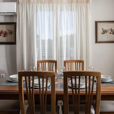 Elizabeth - Seafront Classic Villa! Argassi