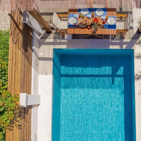 Elizabeth - Seafront Classic Villa! *