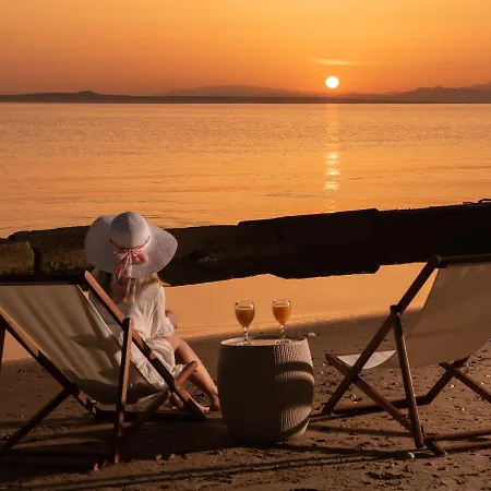 Elizabeth - Seafront Classic Villa! ヴィラ