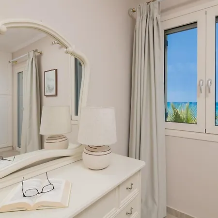 Villa Elizabeth - Seafront Classic Villa! Argászi