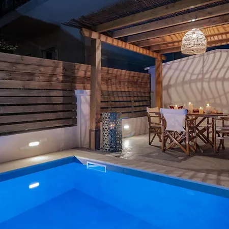 Elizabeth - Seafront Classic Villa! *