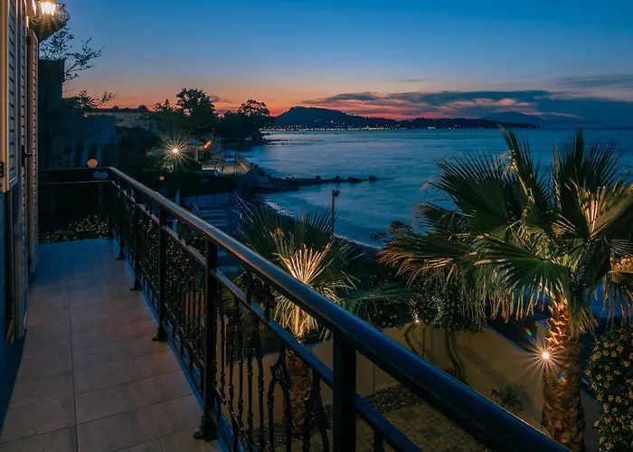 Elizabeth - Seafront Classic Villa! *