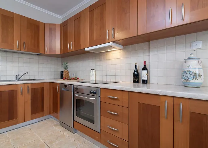 Elizabeth - Seafront Classic Villa! Βίλα *