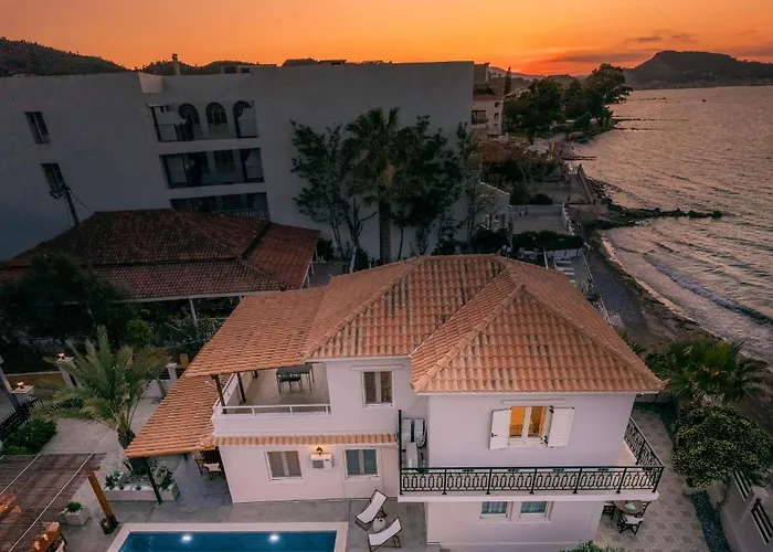 Elizabeth - Seafront Classic Villa! *