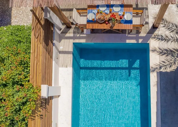 Elizabeth - Seafront Classic Villa! *